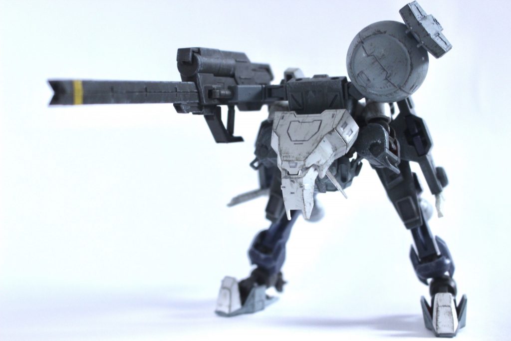 REX形態(突撃砲撃形態)
本機の最大の特徴が、この砲撃形態への変形である。MS形態時に腰部に接続されている大型複合センサーユニットを頭部と連結することにより、さらに高精度の砲撃を行うことが可能となっている。また、被弾面積が減少するほか、重心が低くなるため、高速移動を行いながら安定した砲撃が可能となる。