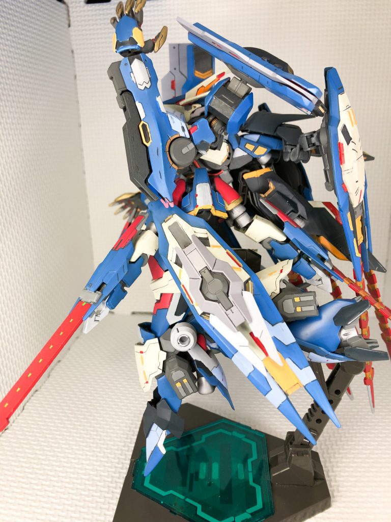 腕から足にかけてです。
脚部は、ジュリアの物を２つ使いスラスターユニットを増設しています。スラスターのカバーなどは、ジュリアのキットの作成時に余る物を再利用しています。
腰回りの大型ユニットは、リバーシブルガンダムの腕回りのパーツを追加しています。