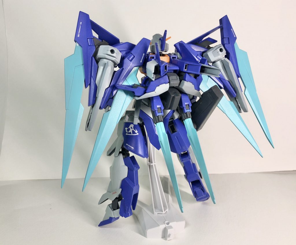 後ろ両肩に装備されているウイングはマグナムセイバー付属のシグマシスファンネルにAGE-2ノーマルのウイングを取り付けて作りました。
ミントブルー部分はシグルブレイドという設定で、それぞれ分離しCファンネルよろしく相手に突撃していきます。名前はシグマシグルファンネルです。
またリアスカート部分にもこれまた並行世界からの供物としてGNシグルソードを2本装備しています。