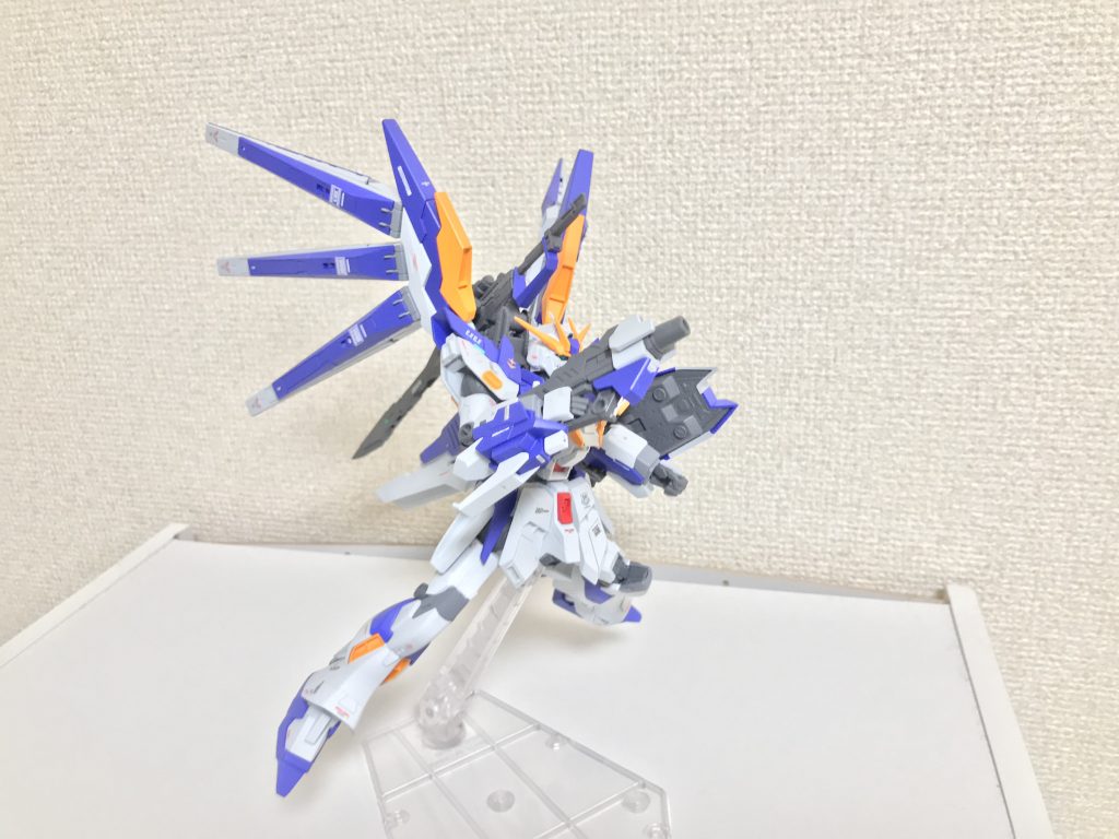 ショートライフル。後述するハイ・メガ・ビームライフルの基礎ユニットとなっており、専ら近接戦での取り回しを重視した装備であるため威力はそこまで高くないものの、速射性と連射性に優れている。