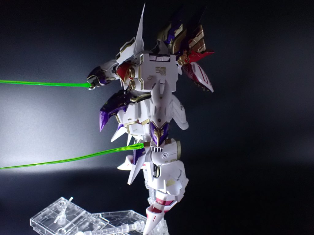 武装追加に伴って脚部の大型化と、背面にファンネル バインダーの追加。キュベレイ感が増してます。