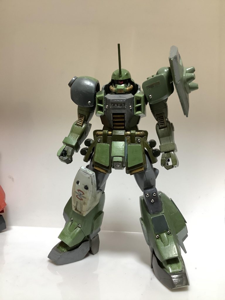 右膝にはトールギスのパーツを転用、いいアンバランスで個人的には気に入ってます。
初めて色々いじってますが、楽しいなぁ。