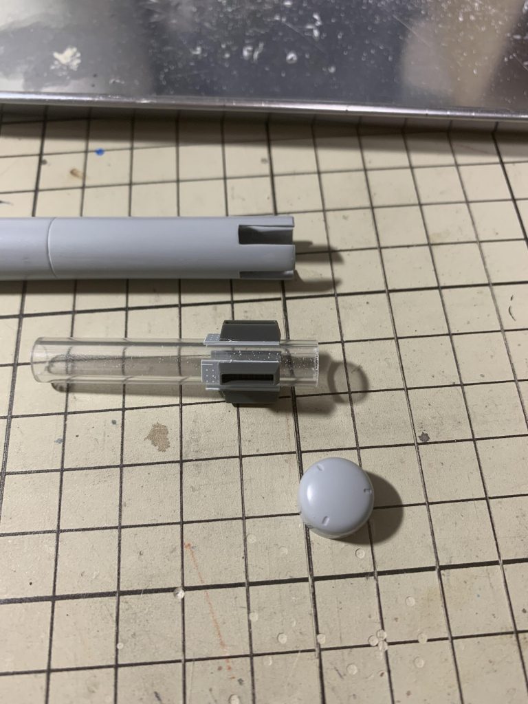 スジ彫りのデザインはえんぴつで書き込みながら考えました。

プロペラントタンクはダクト部分をディテールアップし塗り分けれるようにしました。