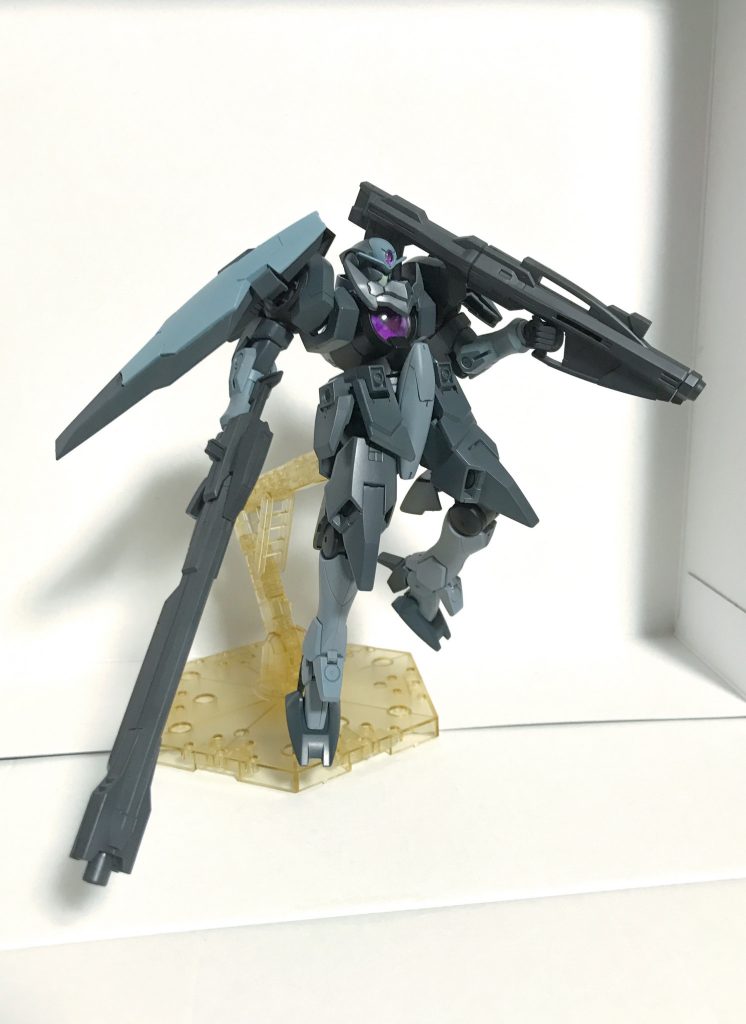 ちょっとこだわってみたポイントとしては、紺色部分は半ツヤで仕上げてみました。
00の原作はMSが基本的にツヤツヤしていて綺麗なのでその感じを出そうと思って。
まあ結局全然原作の綺麗な感じは出てませんが。