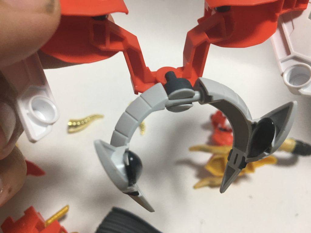 追加パーツのスカート基部はこんな感じです。ボールデンジョイントをプラパンで塞いで嵌めてます。