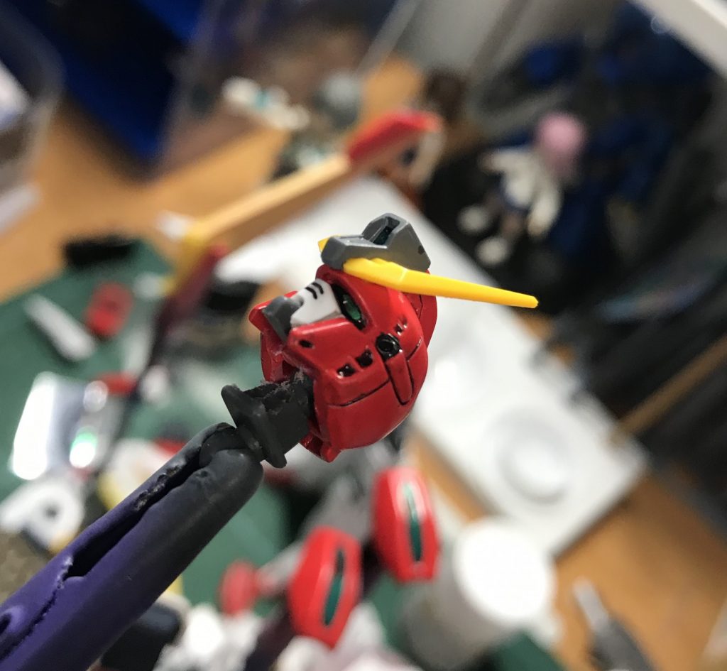 キットのままだとアゴが引けないのでポリを少し削る