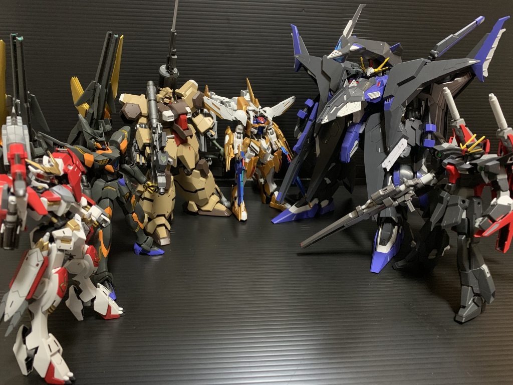 今年一年の作品達と
細身が多かったと思ったのですが、並ぶとバルバトス以外そうでも無いっていう。