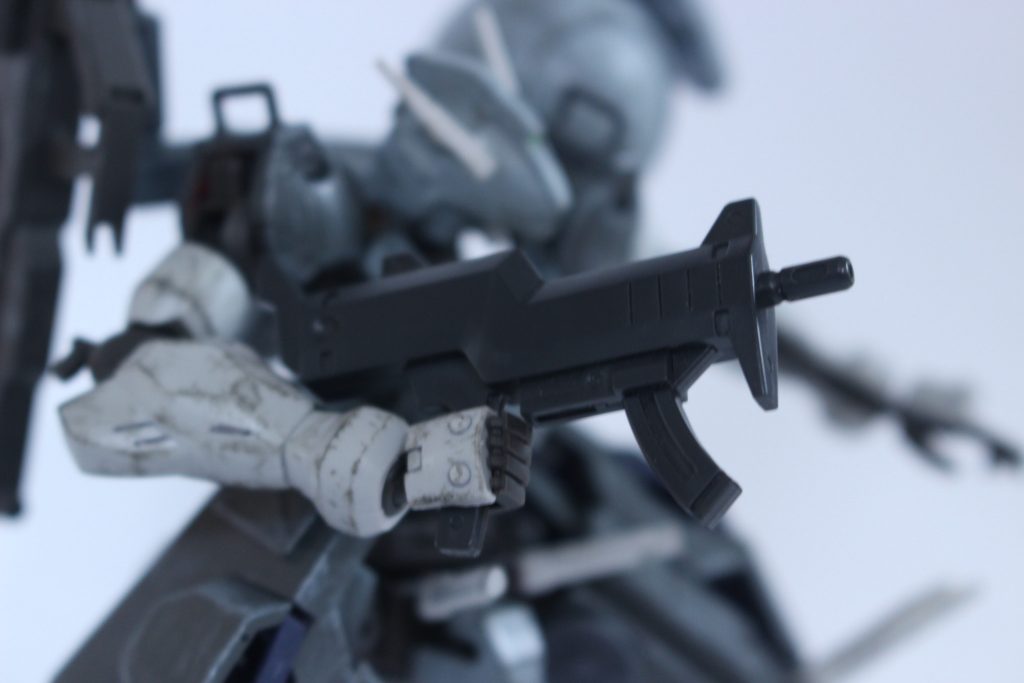 サブマシンガン
中・近距離戦用の射撃武器。あらゆる勢力が使用している標準的な仕様のものである。