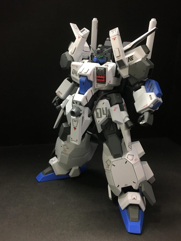 武装解除した状態。
基本素体はグスタフカール。そこにFAZZのパーツを貼り付けていく感じで進めましたw
腰のサイドアーマーもFAZZのアーマーを使ってます^ ^
一応…頭部および腰部のハイメガキャノンはダミー(?)です笑