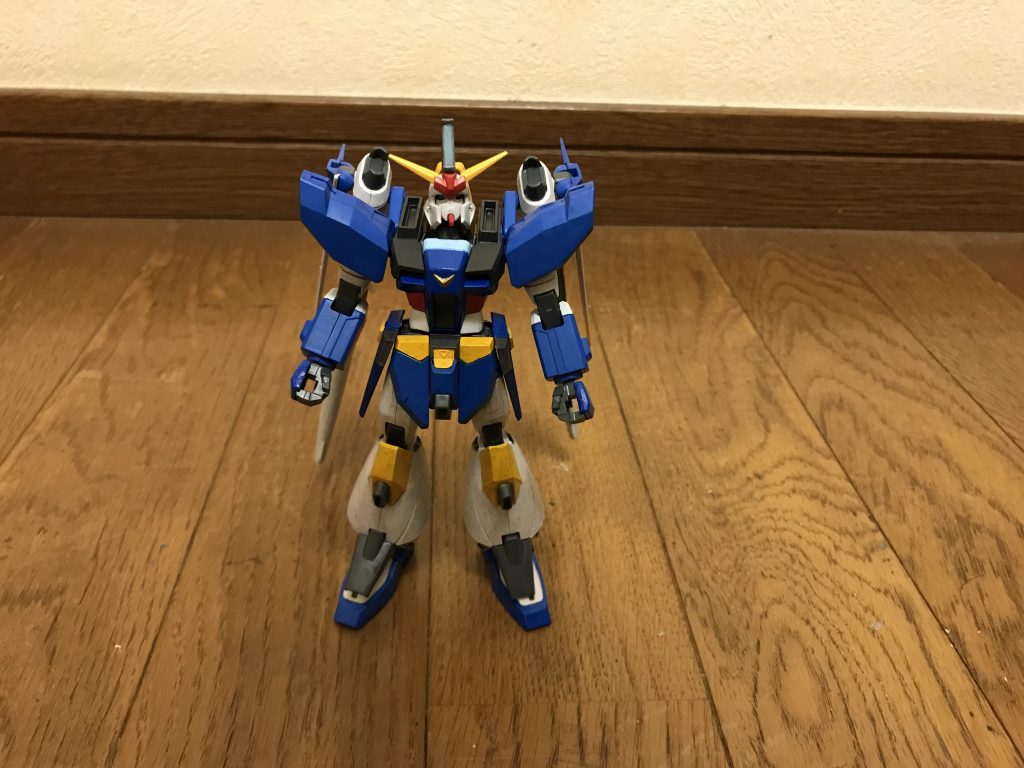 機体名:ジオセイバーガンダムオーディン全高:17.84m重量:15.13tインパルスガンダムと同じく、武装組織「チームプリズム」で設計された可変MS。略称は、ジオセイバーO。経歴既にチームプリズムは、インパルスガンダムが完成した時点で、ザフト軍の「ZGMF-X23S セイバーガンダム」の設計図を独自ルートで手に入れており、1号機が完成していた。本機は、その設計図を基に新造された2号機にあたる。外観カラーリングは、本家のインパルスガンダムと同様の赤・青・白のトリコロールであり、そのヒロイックなデザインは、「新生セイバーガンダム」と言うに相応しい。性能内部構造が一新されており、本家よりも大幅な軽量化に成功している。アルティメット細胞の力を得ている為、高い性能を有してはいるが、フォースインパルスガンダムエクストリーム、ガンダムエクシアワイルドダークマター、ガンダムAGE-1ハイパーレッドホッパー、ハーデスインパルスガンダム黄泉冥王、エターナルフリーダムガンダムブルーフレアなどの最強クラスの戦闘能力には遠く及ばない。一方で、「本機がダメージを受けると、そのパイロットにもダメージが伝わる」というDG細胞やアルティメット細胞の持つ特有の欠点は、一切存在しない為、扱いやすさではこちらが上となる。アンリミテッドエンジン本機に搭載された永久機関であり、アルティメット細胞の力を受けて、ただでさえ高い出力がさらに底上げされている。機動力・スピード軽量化によって、本家セイバーや再設計された1号機よりも高い運動性を獲得している。反応速度も強化されており、亜光速レベルで動くMSにも対応できるほど。スラスターにリミッターを掛けている為、普段は推進力と機動力が大幅に抑えられているが、それでもMS時においてもフリーダムガンダム並みの機動力は保っている。そしてリミッター解除時の機動力・加速力は、MS形態ではフォースインパルスガンダムエクストリームの0.75倍とされている。ただし、その代償としてパイロットへの負担が凄まじく、旋回と加速制御も難しくなる為、長時間のリミッター解除は、パイロットに重傷を負わせてしまう危険が伴い、下手をすれば強烈なGに耐えられず、死に至る。