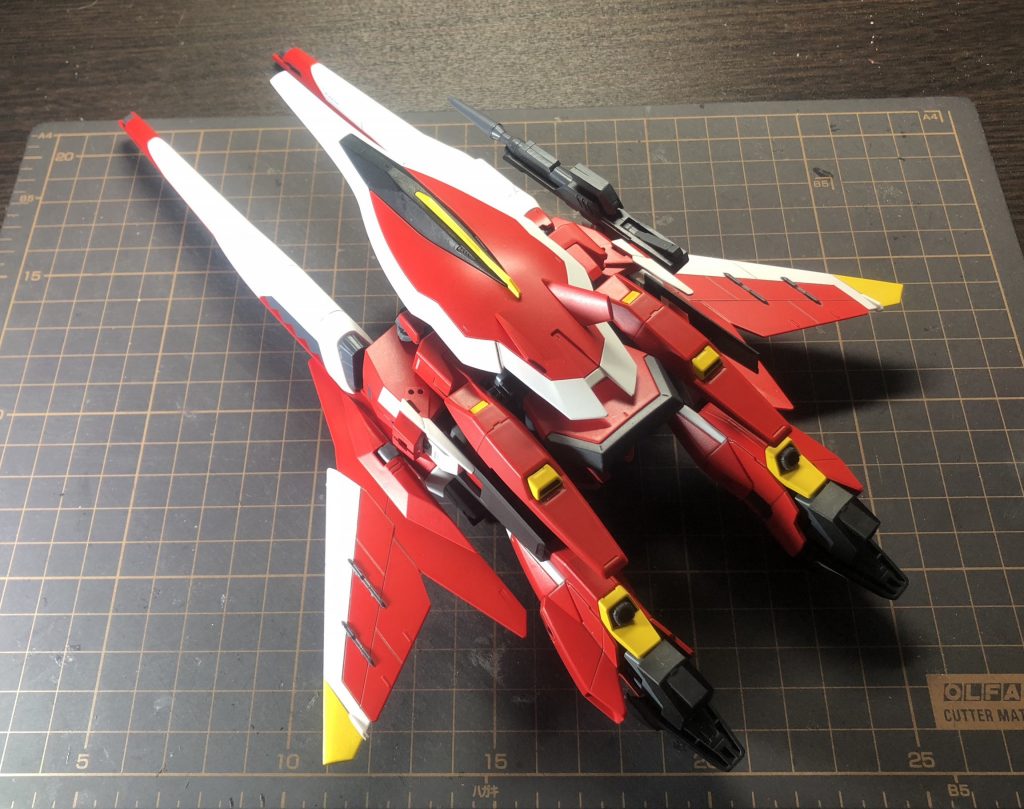 下から見るとこんな感じです。
シールドのおかげで、下から見てもしっかり飛行形態になっています。