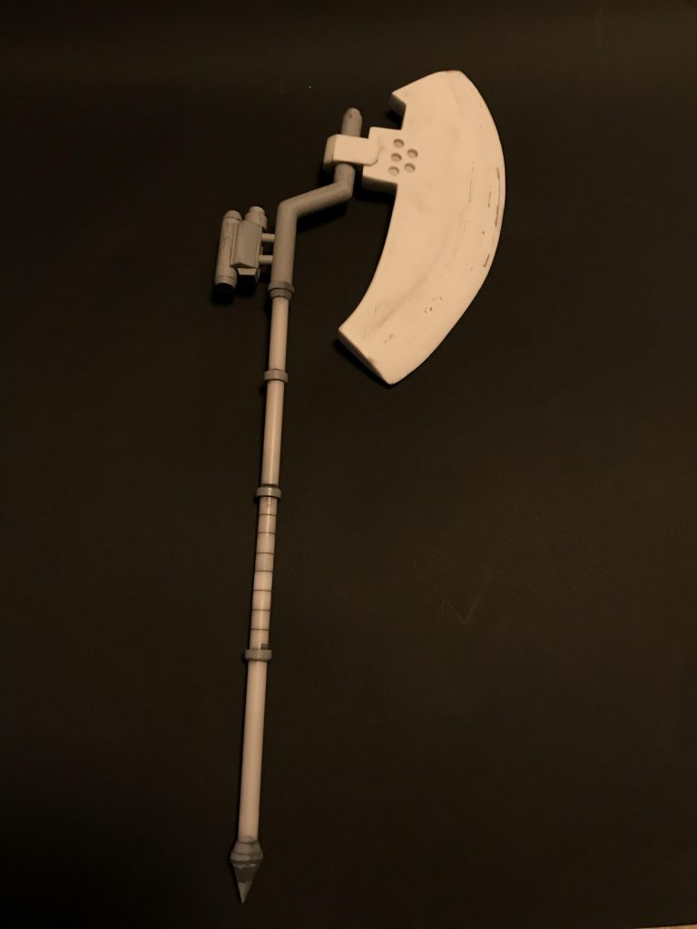 あまり凝ったデザインにせずシンプルなデザインにしました。
プラ板、プラパイプで巨大な斧を急遽作ってみました。
ブースターで更に加速して威力を増すという設定で。
本当は塗装終わって組んで終わりだったけれどなんか物足りないと思い武器を追加しました。
やるならば大袈裟なくらいに大きくしました。
家にある有り合わせで作りました。