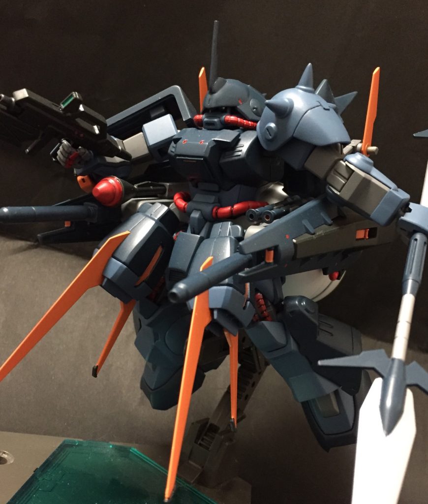 艦船、MAの浮遊に用いられたミノフスキークラフトの小型化を目指し、MSによる単独飛行を夢見て開発が進められた本機であったが結論から言うと結局開発はされなかった。「ミノクラ搭載するなら熱核ホバーの方が製造コスト安いのでは」
「SFSの運用で足りる旋回性能」
「何故そこまでハイザックに拘るのか」
等々の問題と、単独飛行を遂に完成させたあるMSの性能を鑑みて計画は凍結。日の目を見ることは無かった…(デジャブ。)