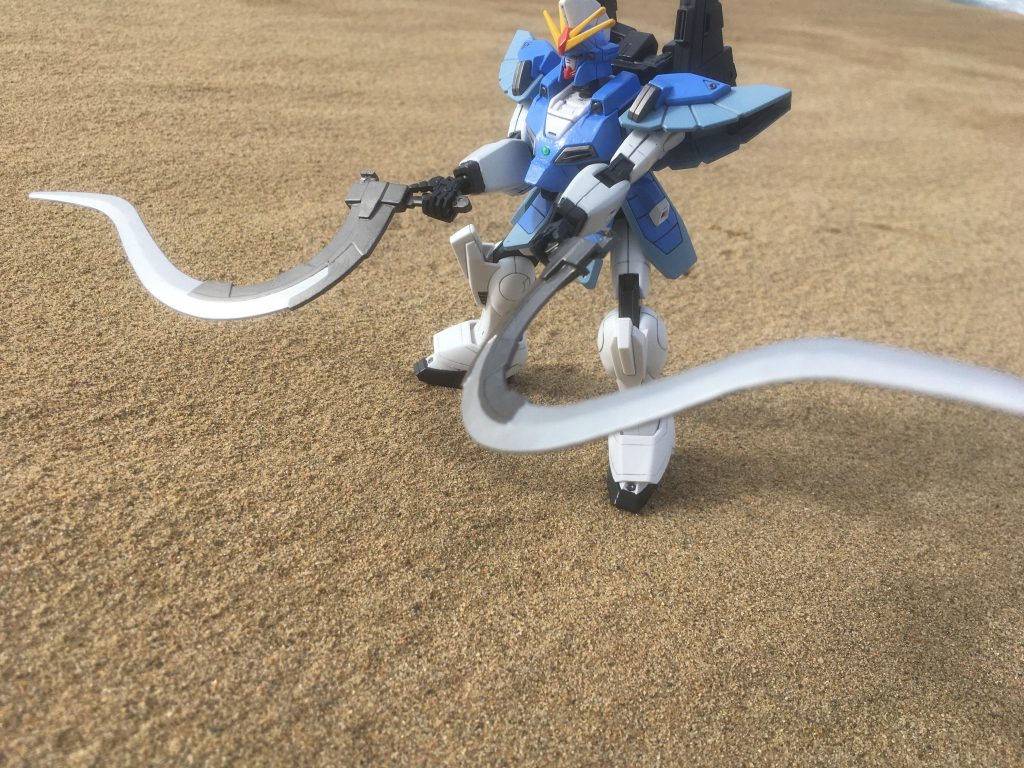 ホントはバーニアの粉塵なども再現したかったですが鳥取砂丘が国立公園なので過度に砂を動かしてはいけないため、ここではガンプラを置くだけです。