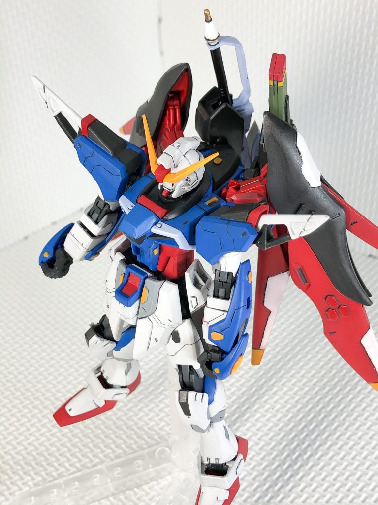 バストアップです。seed系の機体は、各部の主張が強めな物が多いので、それに合わせて、オレンジのパーツをアクセントに加えています。