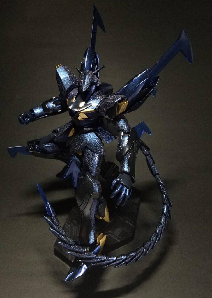 全身だとこんな感じです。
本体であろう表面は鱗っぽくそれ以外は黒の上にシルバーを吹いて甲冑っぽさを出してみました。