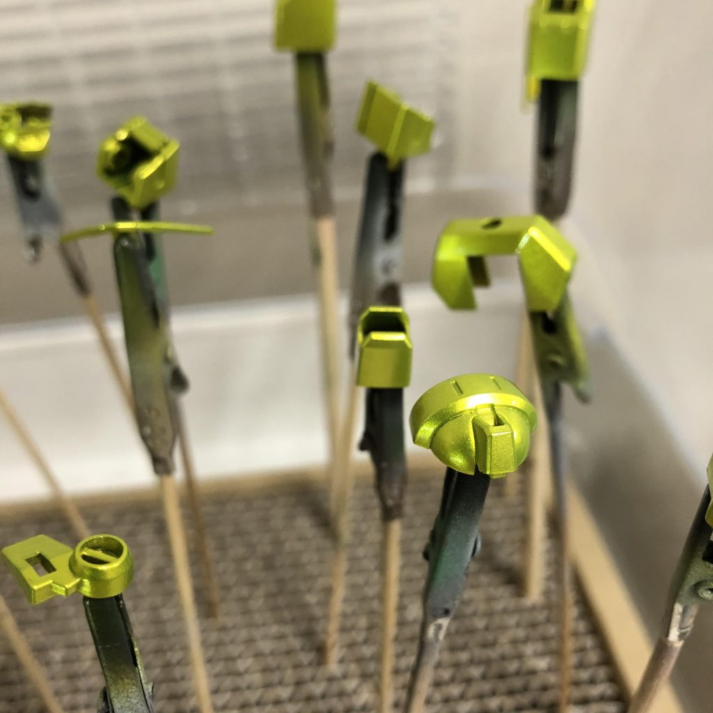 金塗装。とにかく塗膜が厚い上にアーマーのギミック(結局は殆ど使わない)のことも考慮し、ブースフル稼働で丸4日乾燥させるなど塗膜には特に気を使いました。
また、最終的な組み立て時には関節部に薄くミニ四駆用のグリスを塗布することで、可動による塗膜ハゲはほぼ防げています。