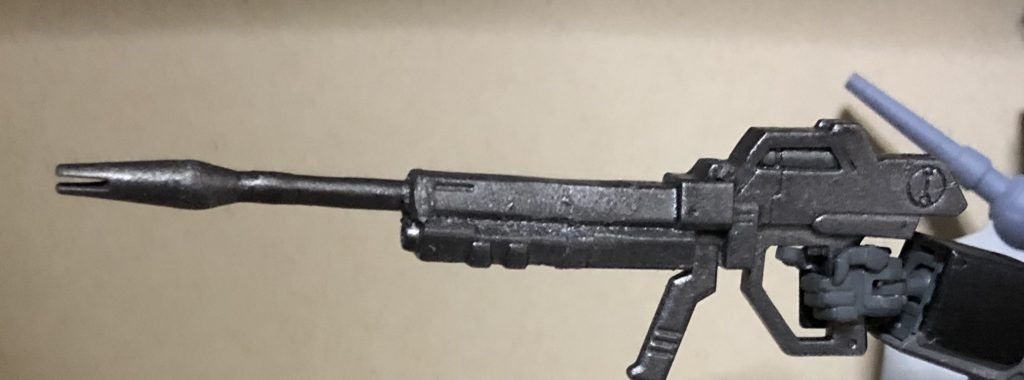 ストライクのビームライフルの形状を変えてみました。

ライフルのハンドガード(？)部を幅詰め、スコープの撤去をし、プラ棒でバレルを伸ばしてみました。

画像を見ても分かる通り幅詰め部などの処理が甘いのでこの辺りが今後の課題だと思います。