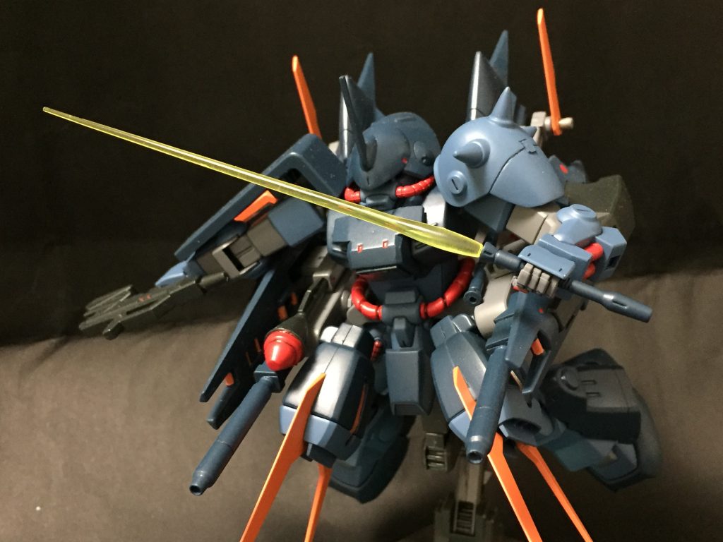 ・ビームサーベル ×2 /RMS-108[マラサイ]に装備されている型のビームサーベルを二振り装備。柄が長く、通常のビームサーベルよりも高出力な刃を出すことが可能。