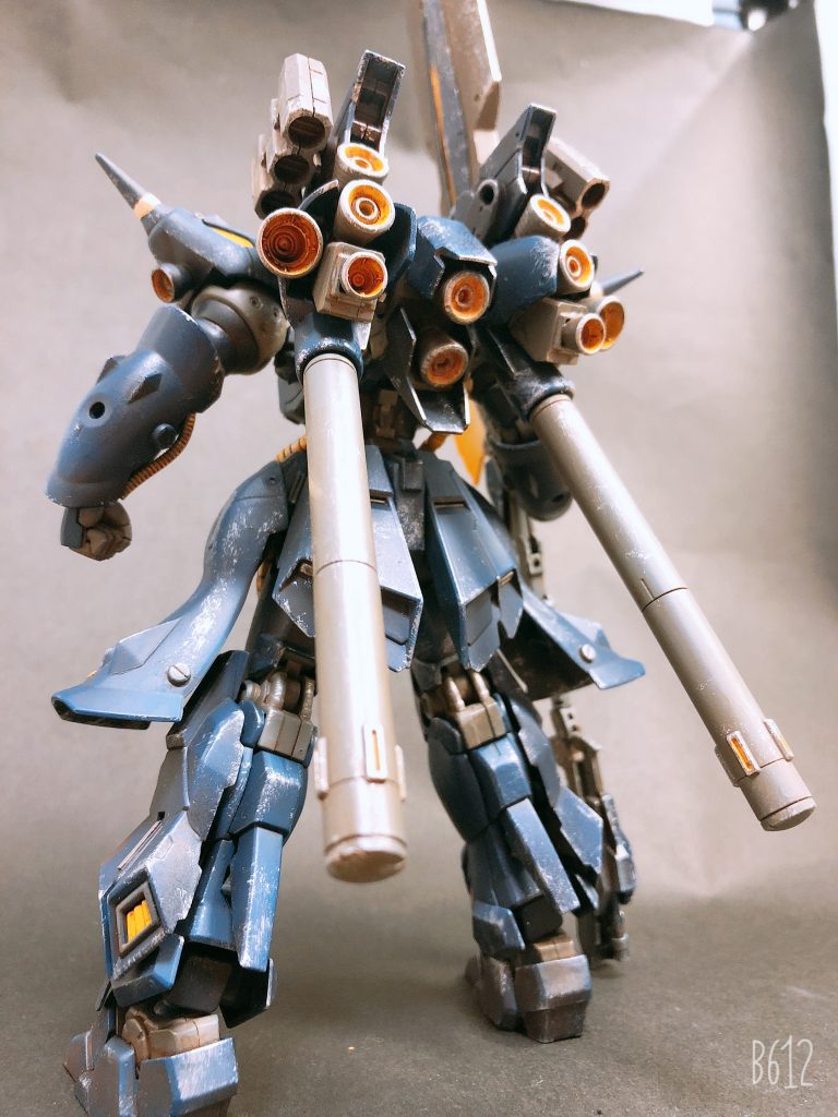 後ろ
一気に距離を詰めて一撃離脱の戦法で動くためバーニアをかなり積んでいます
シナンジュのバーニアにケンプァーの太腿のパーツを削ってミキシングしてあります