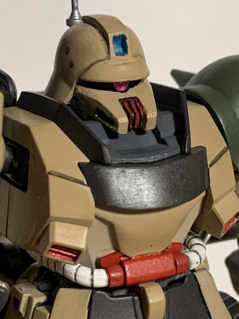 頭部の特徴的な、ガスマスクを彷彿とさせるパーツはザクキャノンと同型に変更。
頭頂部にアンテナ、センサーが追加されている。