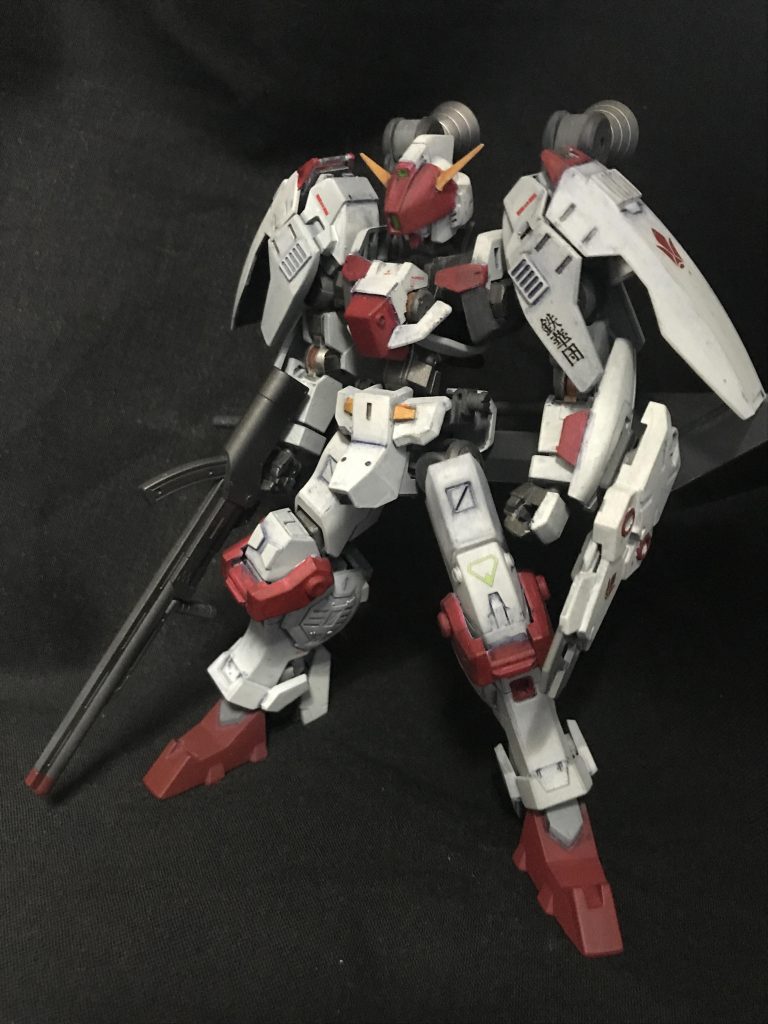 正面より
上半身はグレイズフレーム、下半身はガンダムフレームで構成。グレイズベースのため阿頼耶識は搭載していない。