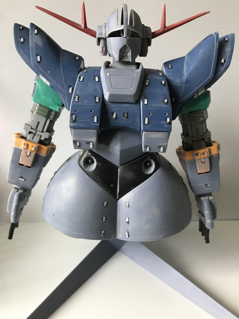 塗装前の写真です。
旧キットのジオングの肩を上に追加して悪魔っぽい雰囲気にしました。
スジ彫り、プラチップを追加してます。