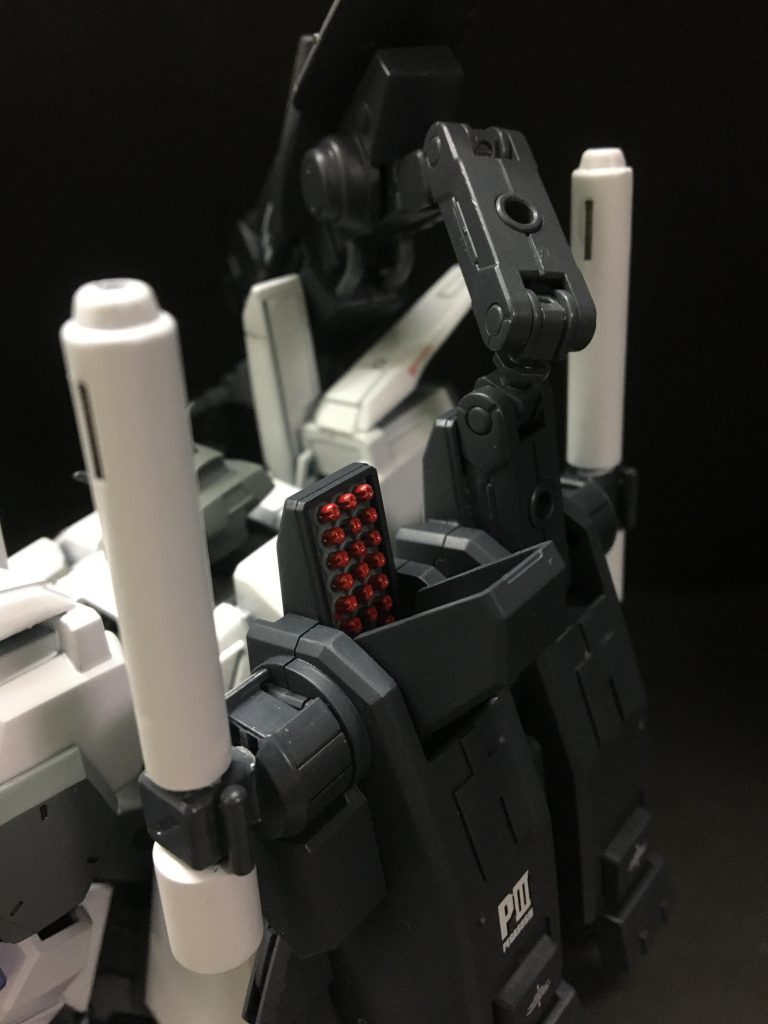 背部ミサイル
ここは一旦ニュートラルグレーで塗って後から胸部ミサイル同様に筆で赤く塗りました😄
背部キャノン
ZZのとは別にしてFAZZの設定通りSガンダムと同様のキャノンを装備。