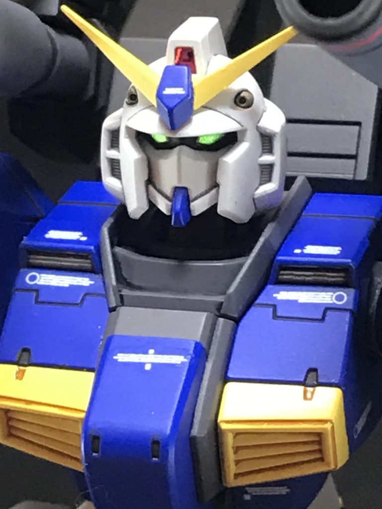 アンテナはシャープにしましたが、今にも折れそうなほどです。メインカメラはラピーテープ。