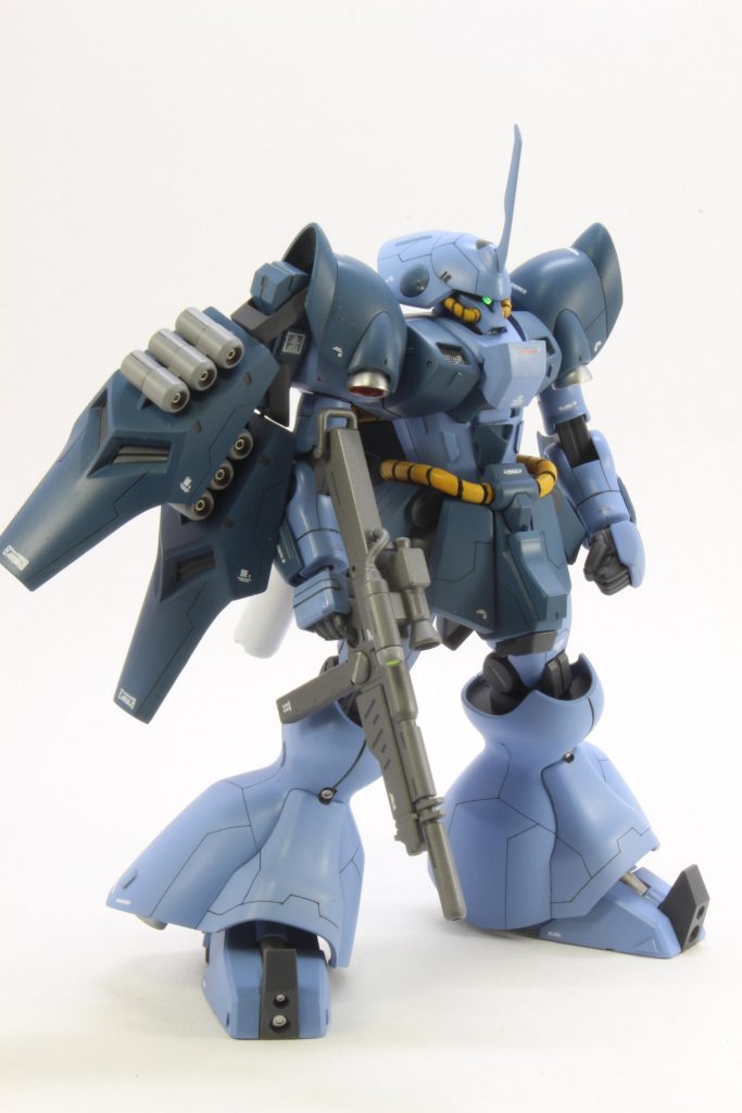 一応ファンネルラックたためます。新たな試みとして、胸部を開口して、ハセガワのモデリングメッシュを使ってダクトを作ってみました。裏からメッシュ入れるの難しすぎて折れ目が凄いです(　˙-˙　)胸部にこんなダクトあって大丈夫か？とか言わない。大丈夫だ。ちなみに初スジボリなんですが、どうでしょう？？BMCタガネ0.125mmしか持っていないので、もっとバリエーション増やさねば…