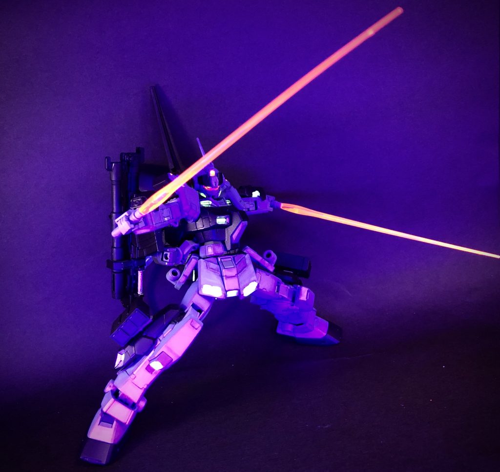 両手のビームサーベルエフェクトも蛍光塗料で塗装してあります。
回転切りで敵機を切り裂いた後の余韻をイメージしたポージングです。