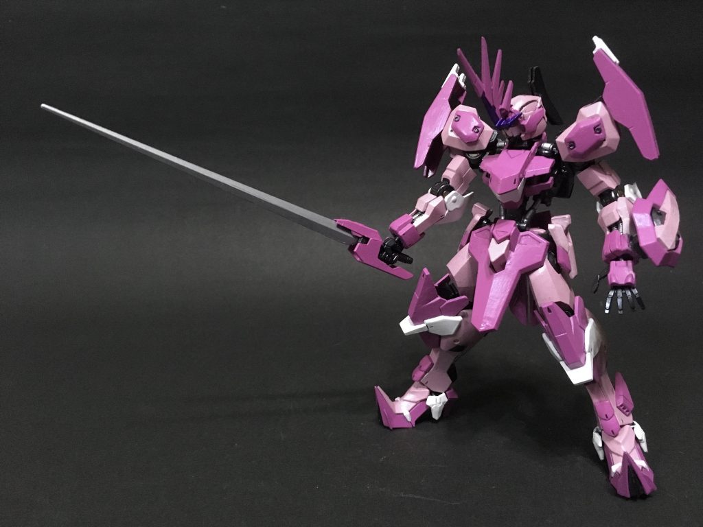 主武装は刀身の長い専用のフルーレ。相手の関節部を狙った攻撃を得意とする。