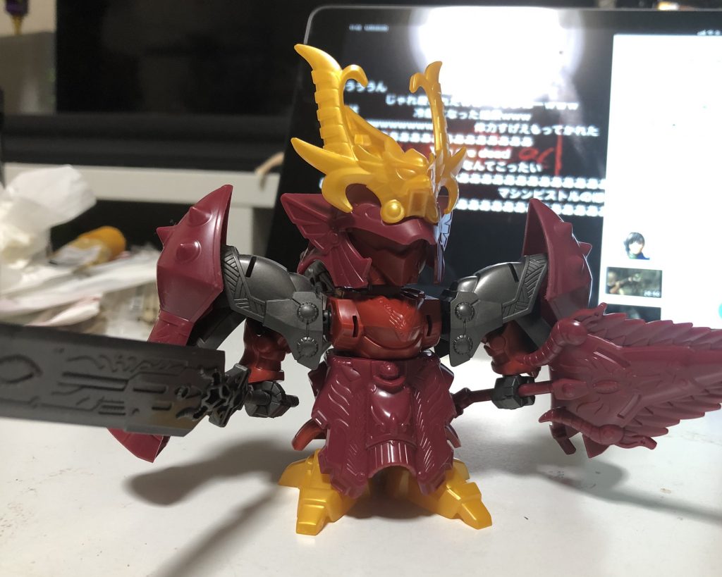 簡単なのが作りたいなと、小学生の頃以来のBB戦士を買ってきました。
しかし、開封してあまりの色数の足りなさに閉口…。
部分塗装だけのつもりで買ってきましたが、あまりにも塗る部分が多くて初心者ながら絶望してしまいました。
結果として本体を塗り終えて力尽き、武器はそのまま箱に入れてます。
未完成っちゃ未完成ですしガンスタさんに投稿するような出来ではないと思いますが、自分としては頑張ったので備忘録として遺します。