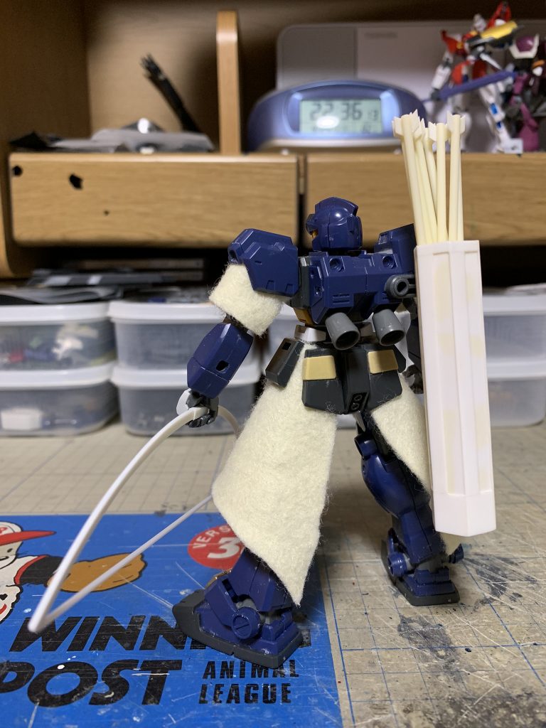 弓・.矢・矢筒もプラ材で全てスクラッチ。弓はサークルカッターで切り出し、矢はプラ棒にプラ板で羽をつくりました。矢筒はボルトナットをゲージにプラ板を張り合わせて作成しています。