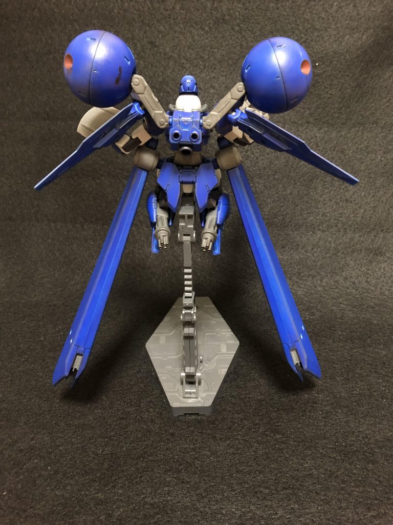 背面。スタビライザーは、バインダーガンのパーツをボールジョイントでアームに接続。自由に動きます。
