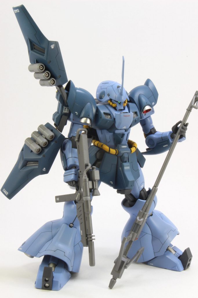 フェダーインライフルでこの持ち方がしたかった。頭身がかなり上がったのもあってか、初め持ってみたら短すぎたので、真ん中の銃身部分を同じ経のプラ棒に替えて60mm程長くしてありますwモノアイはHアイズの裏に百均ラピーテープでﾋﾟｶﾘｯ！