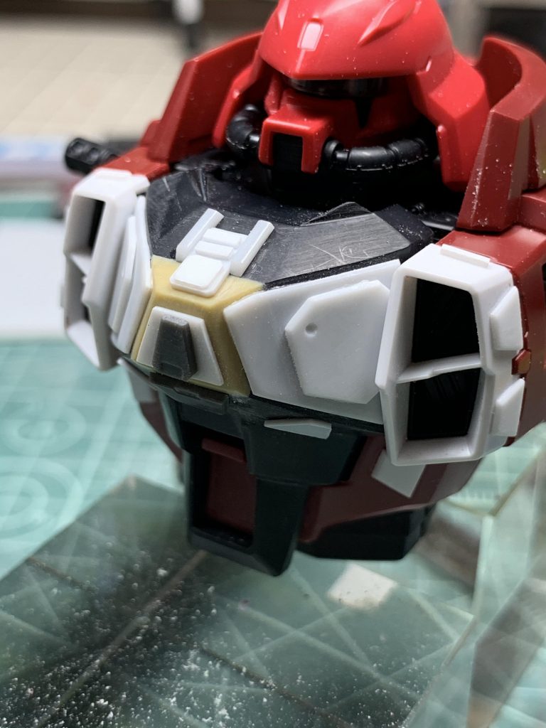 胸の形状が好きになれなかったので、パテを盛って形状を変えてプラ板を貼りまくりました。