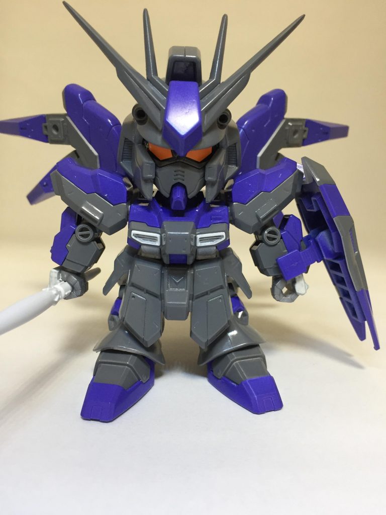 マーカー塗り分け前です。
目をシールから切り出したプラ板に変更してますね!
光量も少ないのでこの後照明器具を購入しました。