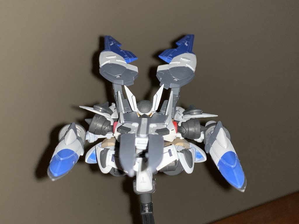 クルージングポジションその1GNスラスターの推力ベクトルを一方向に集中させた高機動モード。もはやヴィルキス。