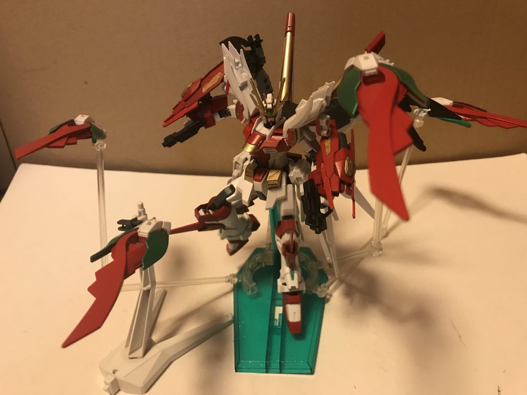 ドラグーンF
背中のバインダーに搭載されている武装で主にクアンタのソードビットやFXのCファンネル様な使い方が出来る
因みにFはフェザーのF