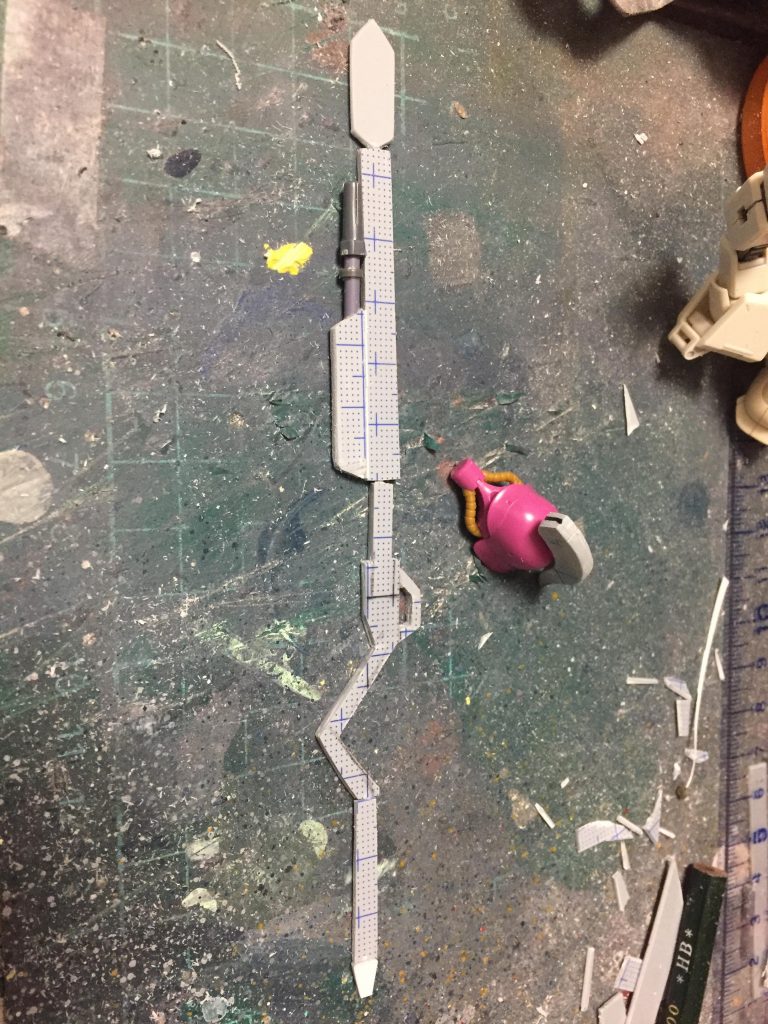 コンセプトはギラ・ズールにギャンの特性を付与するもの.(バックパックを使ってしまい残ったこのキットをどう処理するのかも含めて)
そこで何を踏み切ったのかギャンエーオースをイメージしたMSを作ろうとしました…それが最後の悲劇に繋がるなんて誰も思わなかったことでしょう…