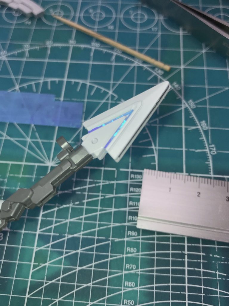 ジャベリンのテープ張りのところ
穴が細くいので細かく切ったテープを楊枝で押し込みながら貼り付けてました。