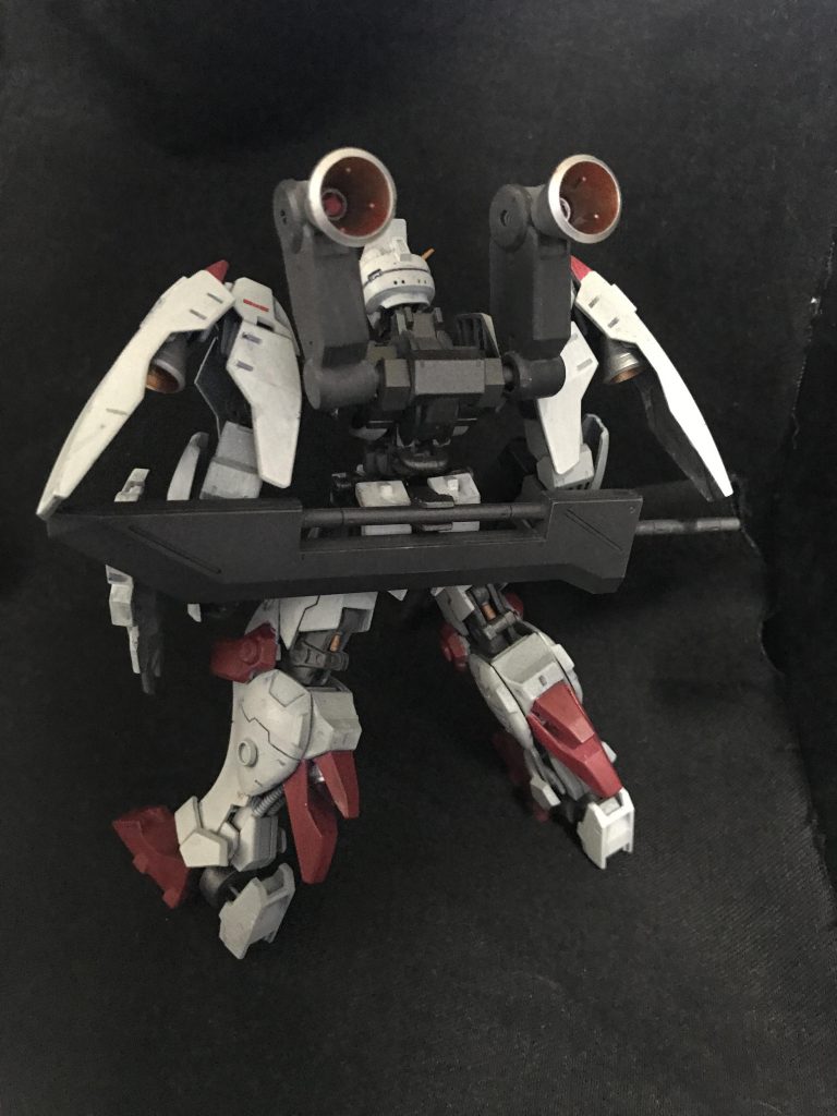 背面より
大型バーニアをバックパックと肩アーマーに装備。