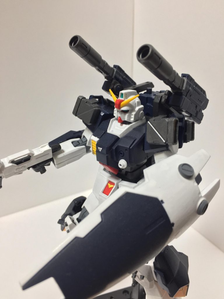 砲身・バックパックは主にコトブキヤのMSGで構築しました。背負っているだけなので外せます