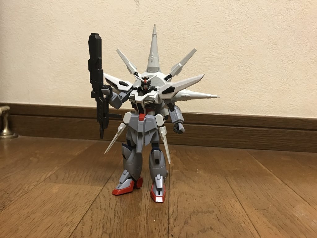 大型ビームライフル威力と射程が重視されており、連射性が低いが、その威力は戦略兵器級であり、その最大出力となればコロニーレーザーすらも上回る威力になる。ライフル自体の強度と耐久性も極めて高く、高出力ビームやビームサーベルを直撃しても、傷一つつかない。なお、圧倒的なパワーを誇る本機にとって、このビームライフルを片手で軽々と持ち上げる事は造作もない。