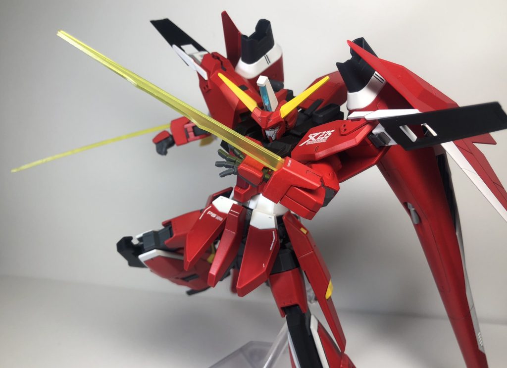 <武装2>ビームサーベル
本家では肩アーマーに装備していたビームサーベルですが、今作では腕部内蔵型に変更しています。
これにより、柄を引き抜く予備動作なしにサーベルを展開することが可能となりました。
ちなみにこれは「イージスガンダムの腕サーベル」、「インフィニットジャスティスのシールドサーベル」をオマージュです。
腕はAGE-3ノーマル、サーベル発生器はガンダムシュバルツリッターのパーツを使用しました。