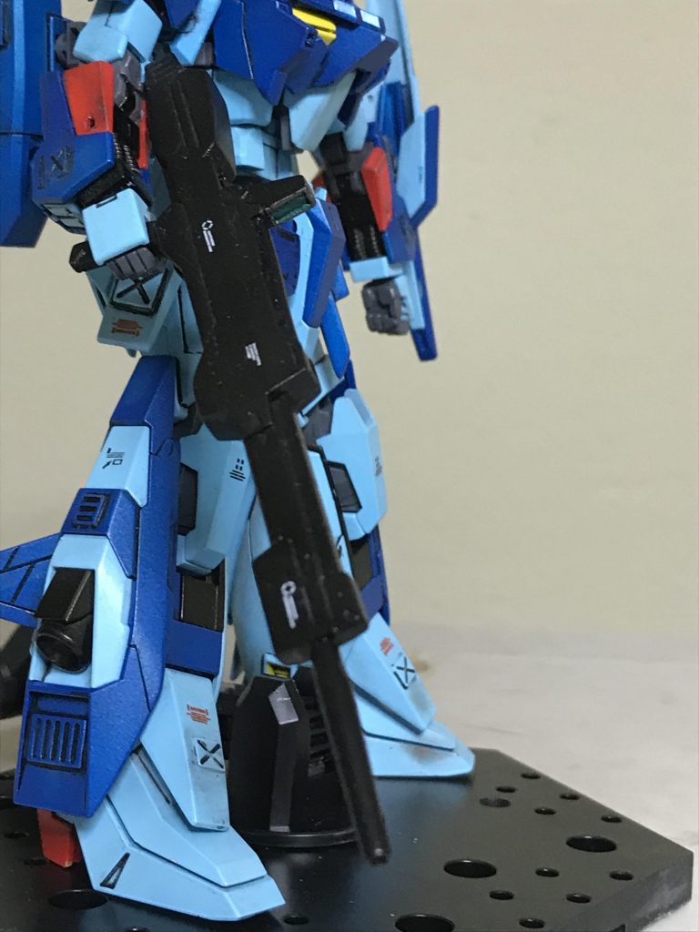 A-Zガンダムの ツインハイパー
メガランチャーを 右腕に 持たせると
関節が ヘタれる可能性があるので
リバイブ版のZガンダムの ビームライフルを 使用しました。