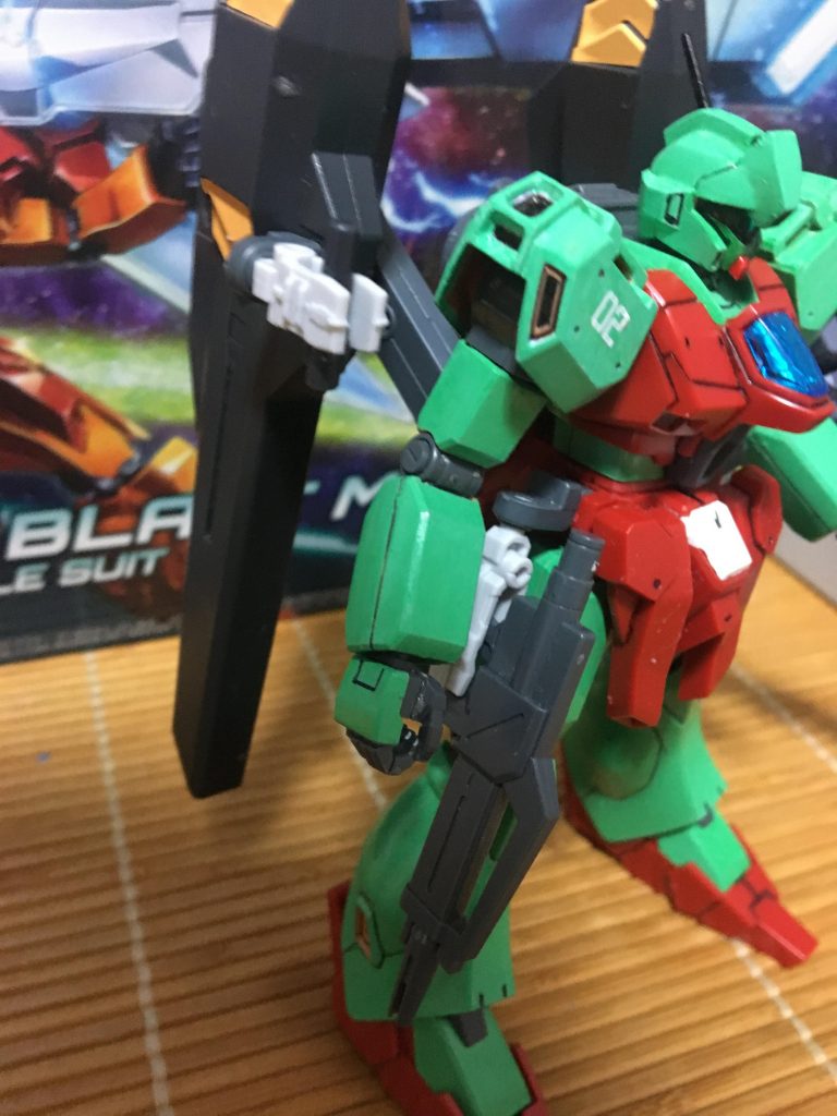 ビームライフル、ビームサーベルの収容部分については、
ガンプラバトルアームアームズの持ち手の部分使いました。
まあ、ジェガンブラストマスターについては色々なガンダムの特徴を使ったカスタマイズということもあり、ガンダムマークⅡの特徴を活かすという形を取りました。
ビームサーベルについては他のガンプラの余剰パーツです。