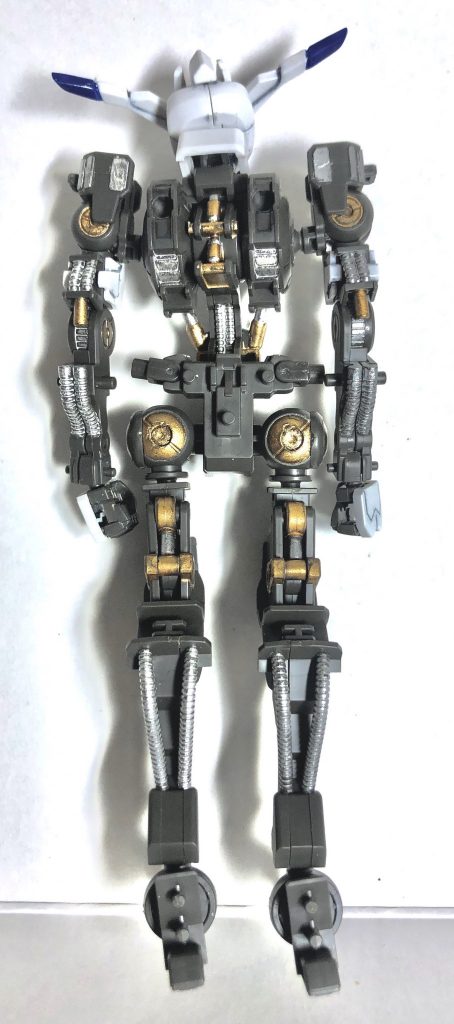 内部フレームのみでフロントビューとリアビューを。

内部のガンダム フレームもシリンダーやパイプを塗装してあり、間違えてピンをカットして接着した二の腕以外全ての装甲が取り外し可能です。
