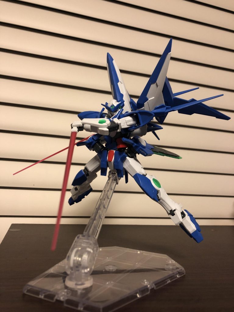 副武装その二のGNビームサーベル
エクシア系統のGNビームサーベル二本装備。通常使用の他にもダガーの様に投げてビット兵器の迎撃に使ったり相手の武装破壊の為に投げたり、展開するビーム刃の長さを絞って出力を上げ大型ビームサーベルに対抗したりも出来る